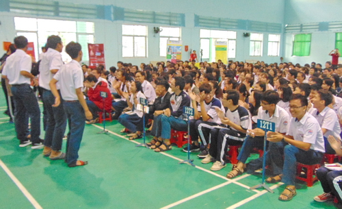 Học sinh trường Chuyên Nguyễn Bỉnh Khiêm tham gia một số trò chơi từ chương trình